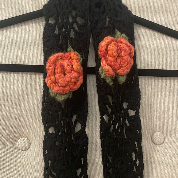 Vintage Hand Made Crochet Triangular Black Shawl/Scarf w Coral Flowers & Fringes - Picture 2 of 6